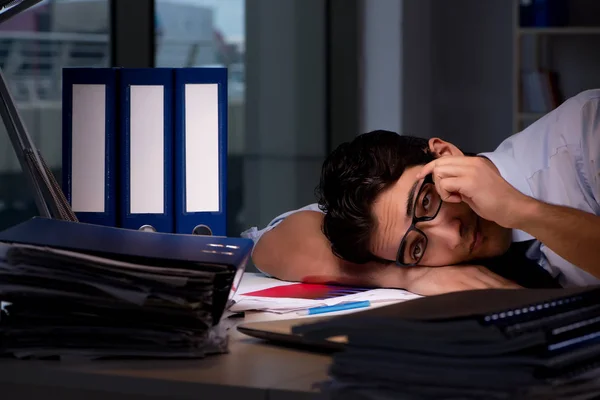 Jovem empresário que trabalha horas extras no final do mandato — Fotografia de Stock