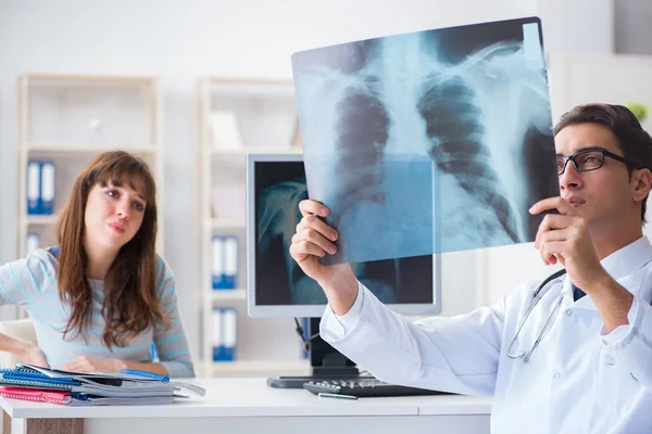 Jovem radiologista visitante para exame de raios X — Fotografia de Stock