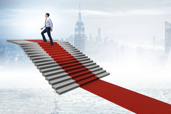 Jovem empresário subindo escadas e tapete vermelho — Fotografia de Stock
