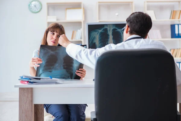 Fiatal nő látogató radiológus röntgen vizsgálat — Stock Fotó
