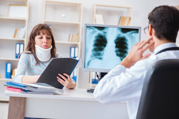 Молодая женщина, посещающая рентгенолога