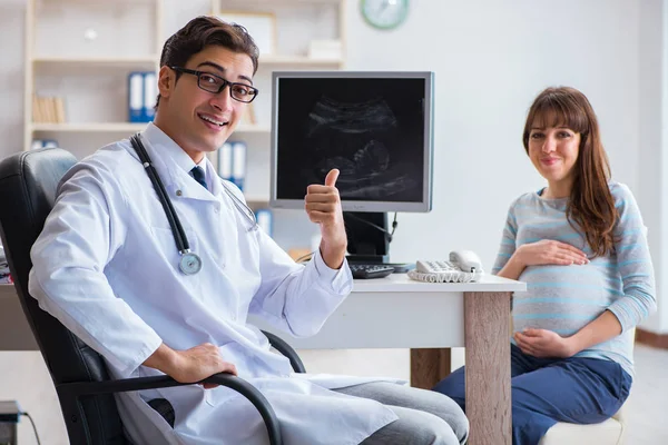 Femme enceinte médecin visiteuse pour un contrôle régulier — Photo