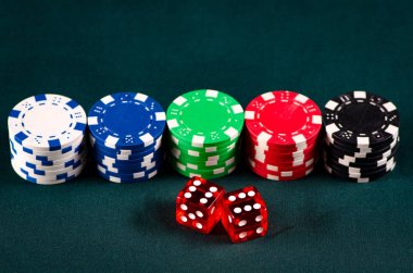 Kumarhane masasında fişler ve kartlar