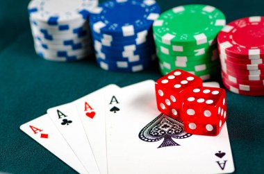 Kumarhane masasında fişler ve kartlar