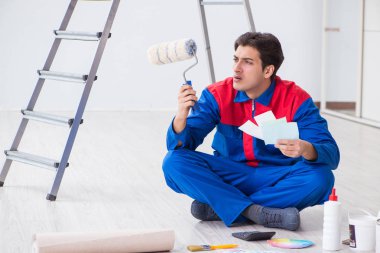 Boyama işi için renkleri eşleştirmeye çalışan genç ressam