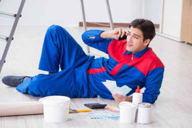 Boyama işi için renkleri eşleştirmeye çalışan genç ressam