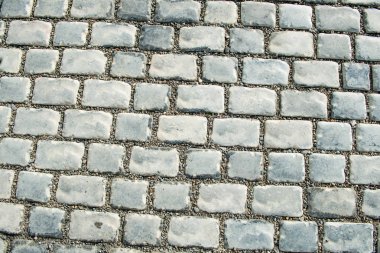 Geçmişin için kaldırım taşlarıyla döşenmiş yol.