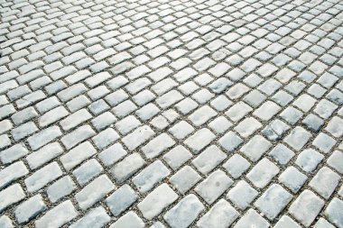 Geçmişin için kaldırım taşlarıyla döşenmiş yol.