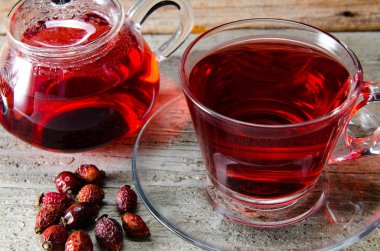 Masada servis edilen fincanda meyve çileği çayı