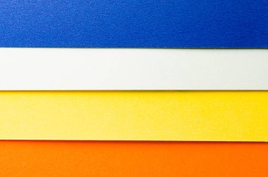 Mesajınız için boş alanı olan yırtık kağıt