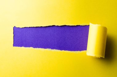 Mesajınız için boş alanı olan yırtık kağıt