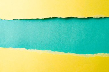 Mesajınız için boş alanı olan yırtık kağıt