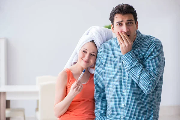 Esposa y marido mirando la prueba de embarazo — Foto de Stock