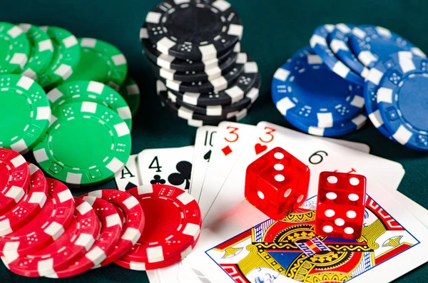 Patatine e carte sul tavolo del casinò — Foto Stock