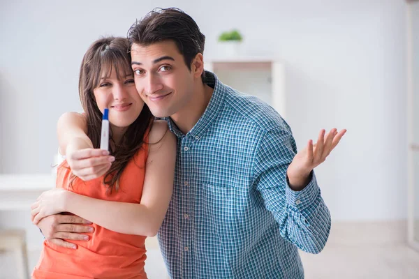 Esposa e marido olhando para o teste de gravidez — Fotografia de Stock