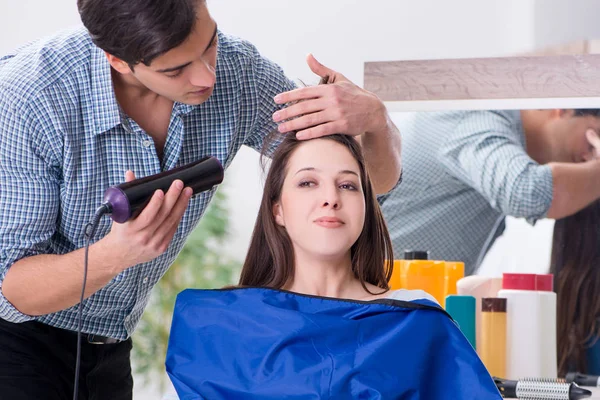 Mężczyzna mężczyzna fryzjer robi fryzurę dla kobieta — Zdjęcie stockowe