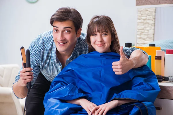 Homem masculino cabeleireiro fazendo corte de cabelo para mulher — Fotografia de Stock