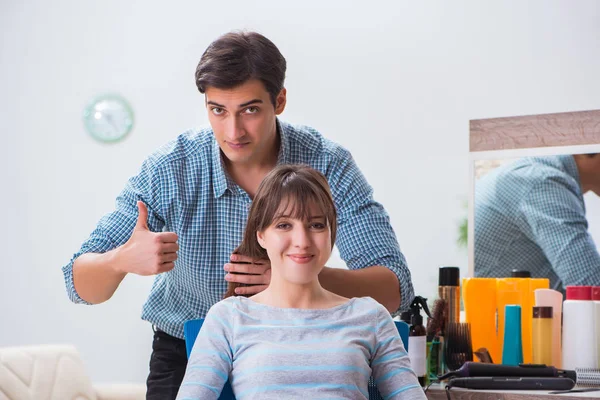 Uomo parrucchiere maschile facendo taglio di capelli per la donna — Foto Stock