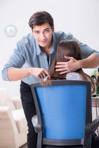 Man male hairdresser doing haircut for woman — Stock Photo, Image