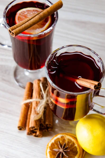 Glintwine vinho Mulled servido em copos para mesa de Natal — Fotografia de Stock