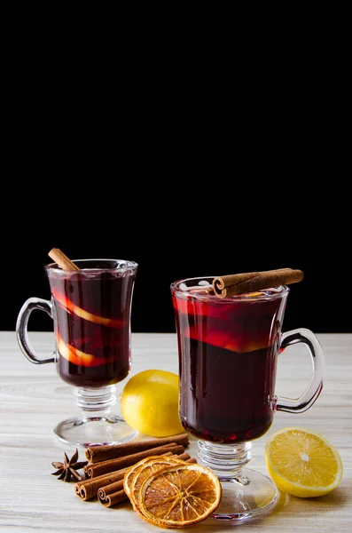 Glintwine vinho Mulled servido em copos para mesa de Natal — Fotografia de Stock