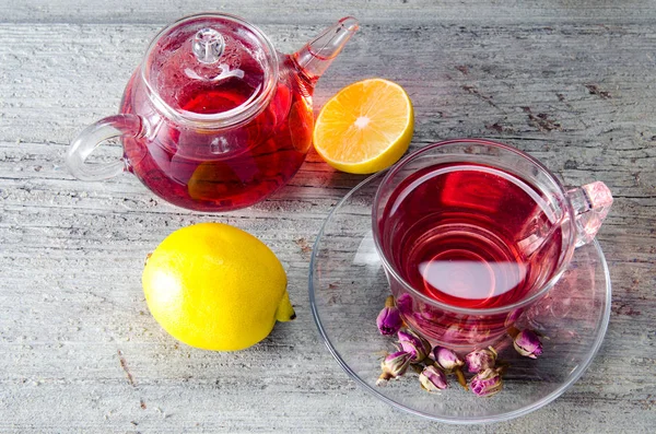 Thé aux fruits dans la tasse servie sur la table — Photo