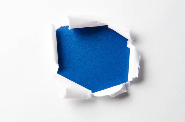 Roztržený papír s prázdným místem pro vaši zprávu — Stock fotografie