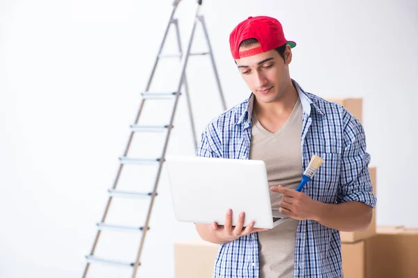 Joven contratista pintor eligiendo colores para la renovación del hogar — Foto de Stock