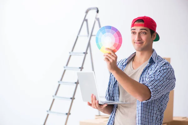 Joven contratista pintor eligiendo colores para la renovación del hogar — Foto de Stock