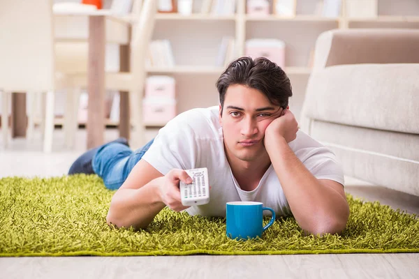 Hombre viendo la televisión en casa en el suelo — Foto de Stock