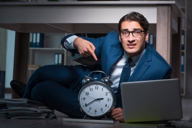 İş adamı geç saatlere kadar ofiste çalışıyor.