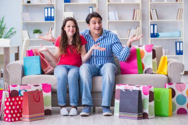 Alışveriş yaptıktan sonra genç çift.