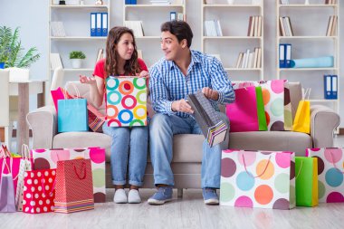 Alışveriş yaptıktan sonra genç çift.