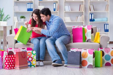 Alışveriş yaptıktan sonra genç çift.