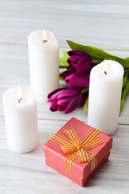 Aziz Sevgililer Günü tatili konseptiyle masaya yerleştirilmiş bir hediye kutusu.