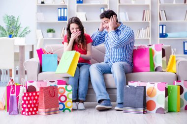 Alışveriş yaptıktan sonra genç çift.