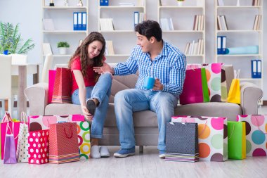 Alışveriş yaptıktan sonra genç çift.