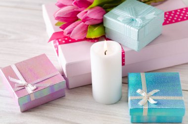 Aziz Sevgililer Günü tatili konseptiyle masaya yerleştirilmiş bir hediye kutusu.