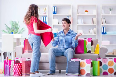 Alışveriş yaptıktan sonra genç çift.