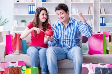 Alışveriş yaptıktan sonra genç çift.