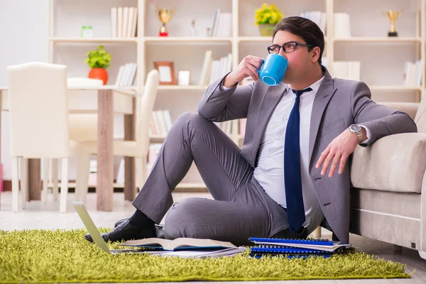 Uomo d'affari che lavora sul pavimento a casa — Foto Stock