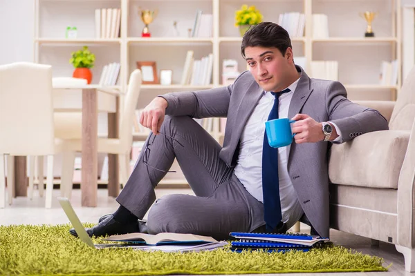 Empresário trabalhando no chão em casa — Fotografia de Stock