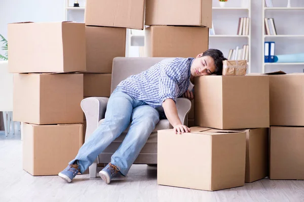 Jovem se mudando para casa nova com caixas — Fotografia de Stock