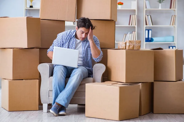 Joven mudándose a casa nueva con cajas — Foto de Stock