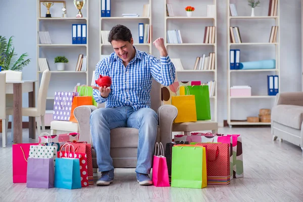 Ung man efter överdriven shopping hemma — Stockfoto