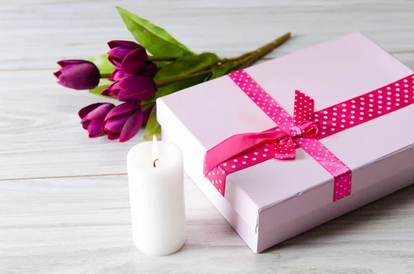 Caja de regalos arreglada sobre la mesa en San Valentín concepto de vacaciones —  Fotos de Stock