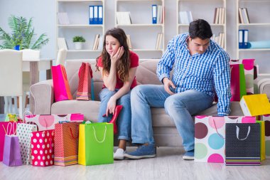 Alışveriş yaptıktan sonra genç çift.