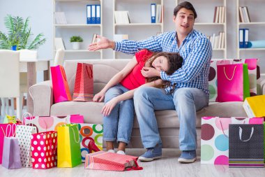 Alışveriş yaptıktan sonra genç çift.