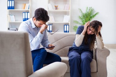 Kocası tarafından dövülen psikolog bir kadın.