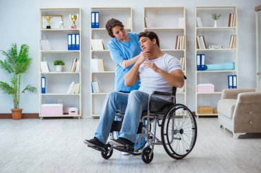 Doktorla birlikte rehabilitasyon gören hasta.